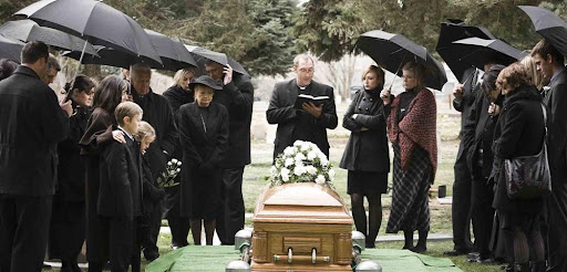 O uso de preto em funerais é uma tradição em diferentes culturas. (Imagem: Internet)